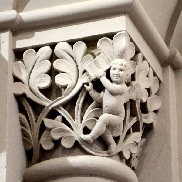 Lleida.- Universitat que ocupa el Seminari Vell. Capitell de la columna lateral de la portalada de l'antiga capella (7/2011)