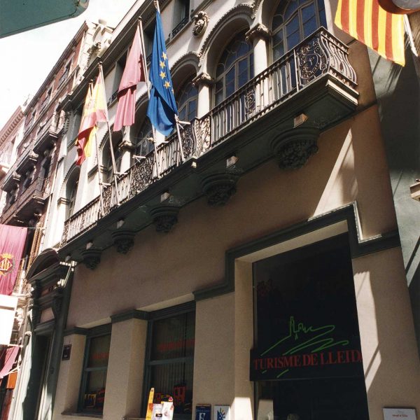 Lleida.- Antic Casino que alberga la Oficina de Turisme i el Museu d'art Jaume Morera. Consta de baixos i tres pisos amb una balconada de ferro de cinc obertures (5/2000)