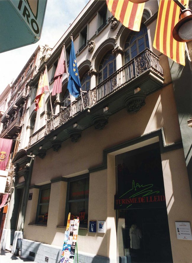 Lleida.- Antic Casino que alberga la Oficina de Turisme i el Museu d'art Jaume Morera. Consta de baixos i tres pisos amb una balconada de ferro de cinc obertures (5/2000)