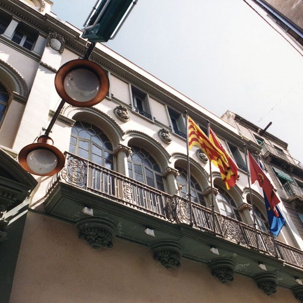 Lleida.- Antic Casino que alberga la Oficina de Turisme i el Museu d'art Jaume Morera. Consta de baixos i tres pisos amb una balconada de ferro de cinc obertures (5/2000)