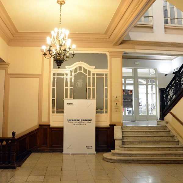 Lleida.- Antic Casino que alberga la Oficina de Turisme i el Museu d'art Jaume Morera. Vestíbul de l'escala amb una barana de ferro forjat (10/2018)