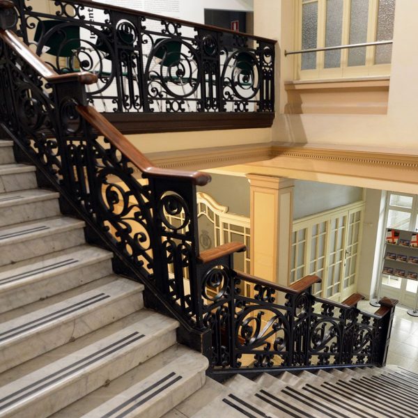 Lleida.- Antic Casino que alberga el Museu d'Art Jaume Morera al primer pis accessible a través d'una escala amb barana de ferro forjat (10/2018)