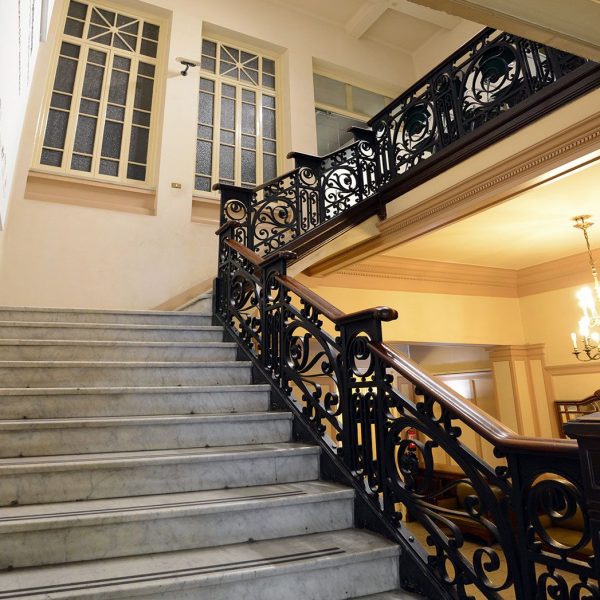 Lleida.- Antic Casino que alberga el Museu d'Art Jaume Morera al primer pis accessible a través d'una escala amb barana de ferro forjat (10/2018)