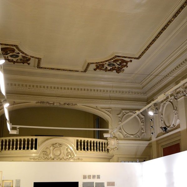 Lleida.- Antic Casino que alberga el Museu d'art Jaume Morera. Sala de ball del casino de dos nivells amb un sostre artesanat (10/2018)