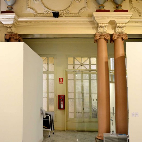 Lleida.- Antic Casino que alberga el Museu d'art Jaume Morera. Entrada a la sala de ball suportada per columnes i gerres al damunt (10/2018)