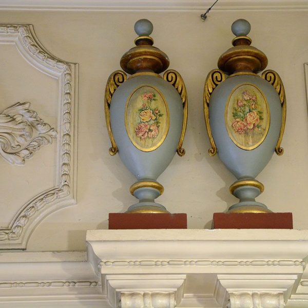 Lleida.- Antic Casino que alberga el Museu d'art Jaume Morera. Gerres sobre les columnes dins un fris que circumda la sala de ball (10/2018)