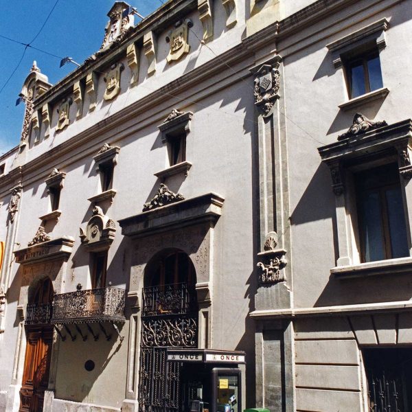 Lleida.- Diputació de Lleida, edifici del S. XVIII eclèctic i academicista instal·lat a l'antic hospici des de 1898. A la façana hi destaca un balco barroc de ferro forjat (5/2000)