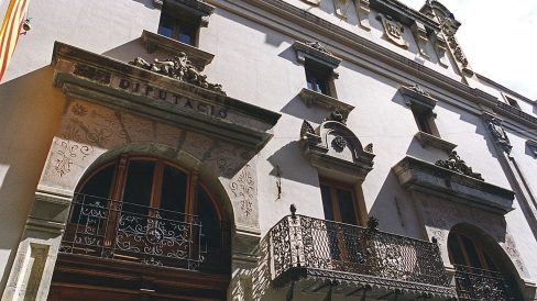 Lleida.- Diputació de Lleida, edifici del S. XVIII eclèctic i academicista instal·lat a l'antic hospici des de 1898. A la façana hi destaca un balco barroc de ferro forjat (5/2000)