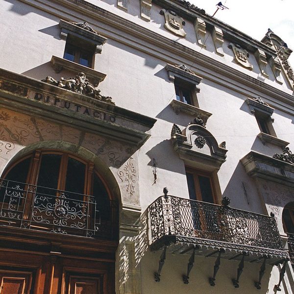 Lleida.- Diputació de Lleida, edifici del S. XVIII eclèctic i academicista instal·lat a l'antic hospici des de 1898. A la façana hi destaca un balco barroc de ferro forjat (5/2000)