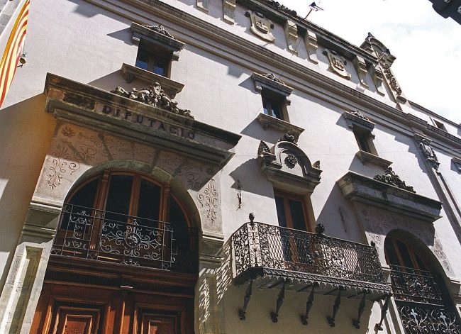 Lleida.- Diputació de Lleida, edifici del S. XVIII eclèctic i academicista instal·lat a l'antic hospici des de 1898. A la façana hi destaca un balco barroc de ferro forjat (5/2000)