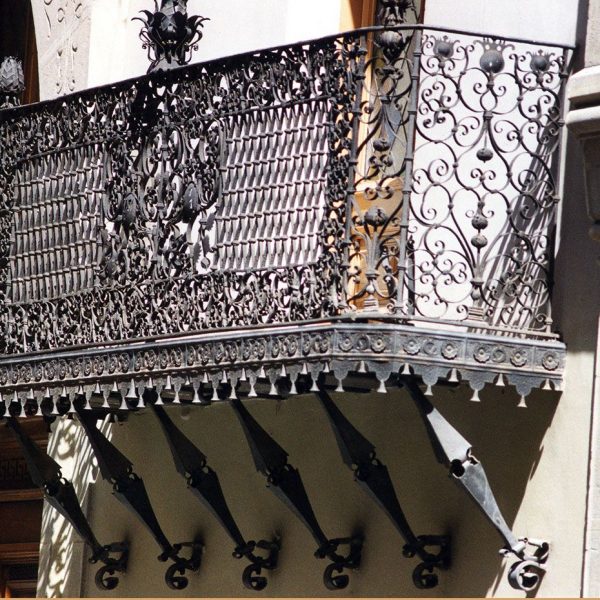 Lleida.- Diputació de Lleida, edifici del S. XVIII eclèctic i academicista instal·lat a l'antic hospici des de 1898. A la façana hi destaca un balco barroc de ferro forjat (5/2000)