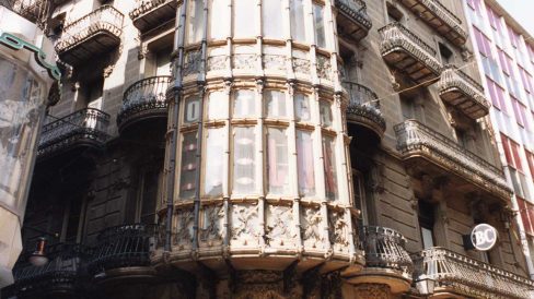 Lleida.- Casa modernista Magí Llorens, S. XX destinada a habitatges de planta baixa i quatre pisos on hi destaca la tribuna cantonera envidriada (4/1992)