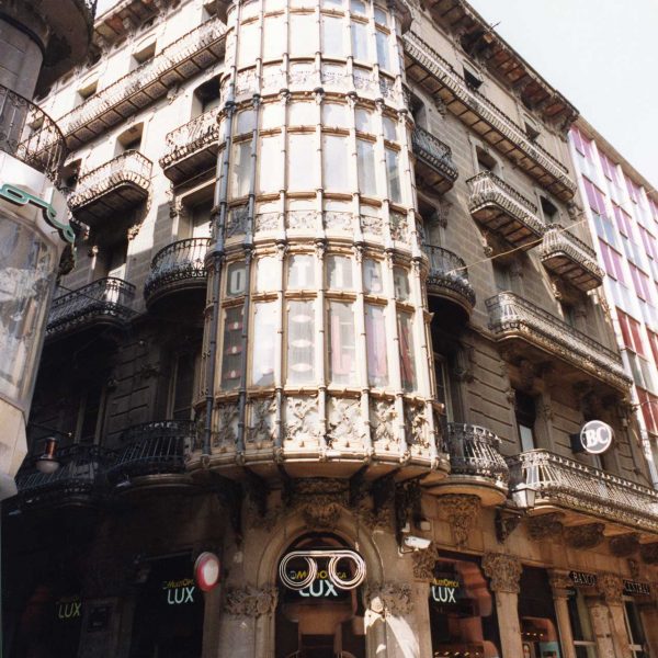 Lleida.- Casa modernista Magí Llorens, S. XX destinada a habitatges de planta baixa i quatre pisos on hi destaca la tribuna cantonera envidriada (4/1992)