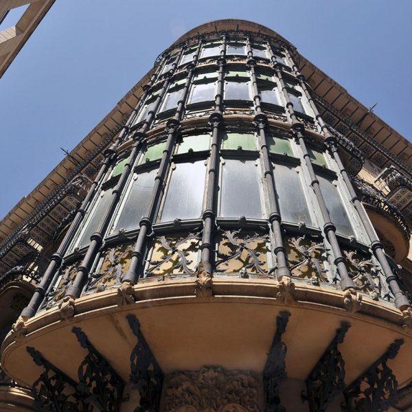 Lleida.- Casa modernista Magí Llorens, S. XX destinada a habitatges de planta baixa i quatre pisos on hi destaca la tribuna cantonera envidriada (7/2011)