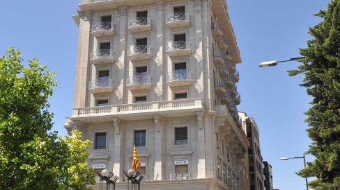 Lleida.- Edifici del Mont de Pietat de la Caixa, S. XX d'estil academicista. Edifici de tres façanes i dotze plantes de forma escalonada decreixents en altura (7/2011)