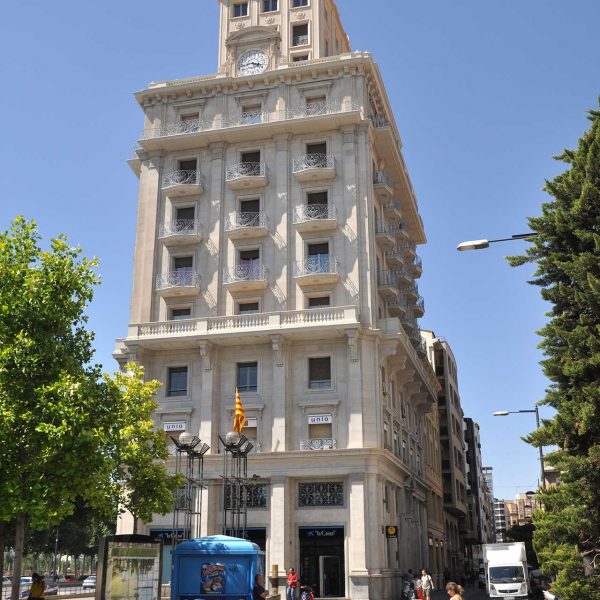 Lleida.- Edifici del Mont de Pietat de la Caixa, S. XX d'estil academicista. Edifici de tres façanes i dotze plantes de forma escalonada decreixents en altura (7/2011)
