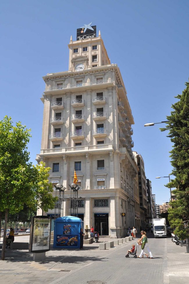 Lleida.- Edifici del Mont de Pietat de la Caixa, S. XX d'estil academicista. Edifici de tres façanes i dotze plantes de forma escalonada decreixents en altura (7/2011)