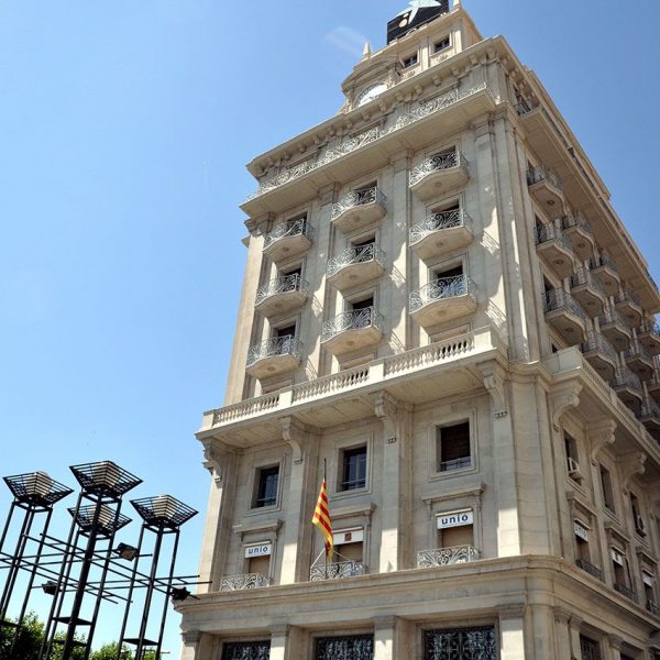 Lleida.- Edifici del Mont de Pietat de la Caixa, S. XX d'estil academicista. Edifici de tres façanes i dotze plantes de forma escalonada decreixents en altura (7/2011)