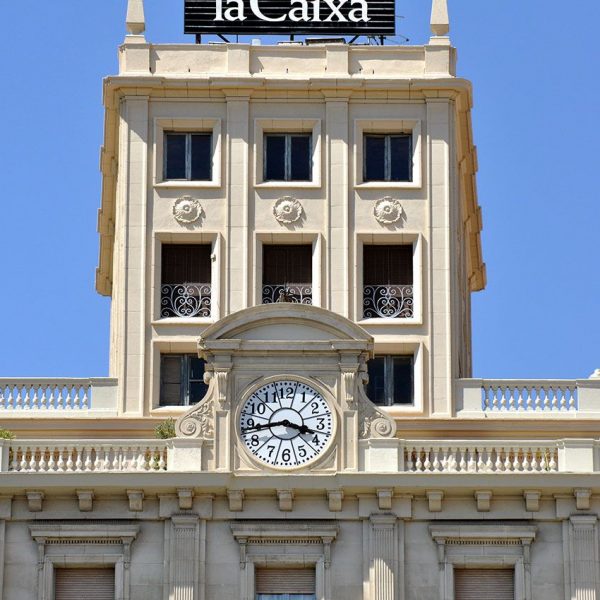 Lleida.- Edifici del Mont de Pietat de la Caixa, S. XX d'estil academicista que mostra un minuciós treball arquitectònic en les seves línies a la part alta (7/2011)