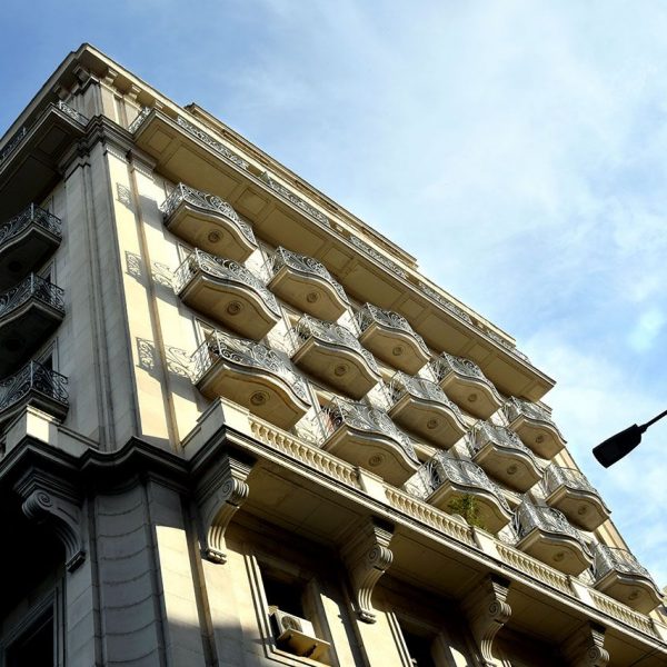 Lleida.- Edifici del Mont de Pietat de la Caixa, S. XX d'estil academicista. Façana lateral amb una sèrie de balcons ondulats delimitats per dues balconades paral·leles (9/2020)