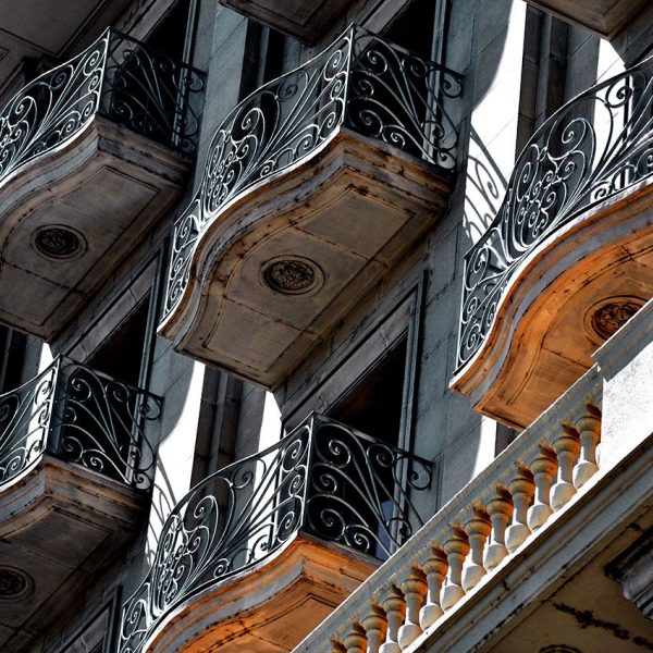 Lleida.- Edifici del Mont de Pietat de la Caixa, S. XX d'estil academicista. Façana lateral amb una sèrie de balcons ondulats delimitats per dues balconades paral·leles (7/2011)