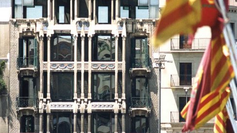 Lleida.- Edifici Pal·las modernista (1912/1915) de l'arquitecte Francesc de Paula Morera. Hi destaca la tribuna suportada per columnes (5/2000)