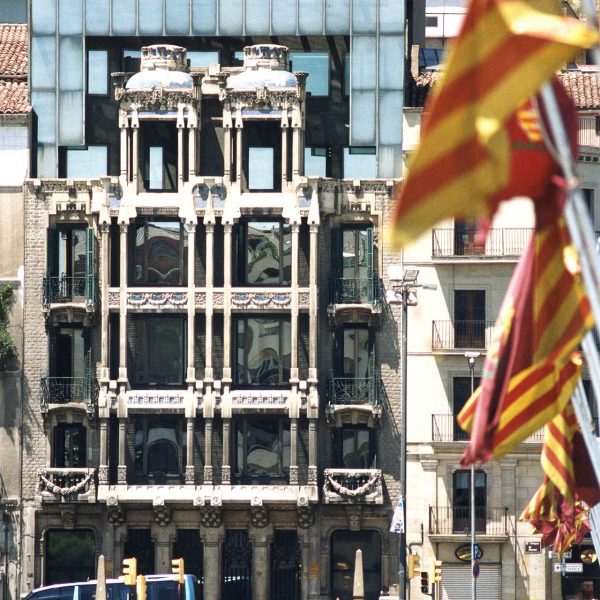 Lleida.- Edifici Pal·las modernista (1912/1915) de l'arquitecte Francesc de Paula Morera. Hi destaca la tribuna suportada per columnes (5/2000)