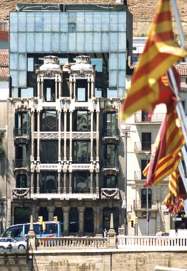 Lleida.- Edifici Pal·las modernista (1912/1915) de l'arquitecte Francesc de Paula Morera. Hi destaca la tribuna suportada per columnes (5/2000)