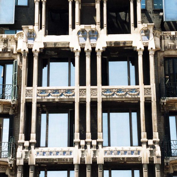 Lleida.- Edifici Pal·las modernista (1912/1915) de l'arquitecte Francesc de Paula Morera. Hi destaca la tribuna suportada per columnes (5/2000)