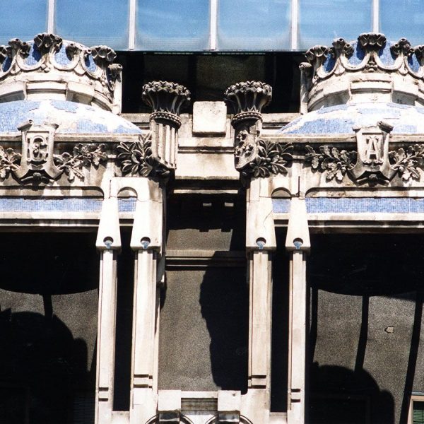 Lleida.- Edifici Pal·las modernista (1912/1915) de l'arquitecte Francesc de Paula Morera. Templets coronats que rematen l'edificació (5/2000)