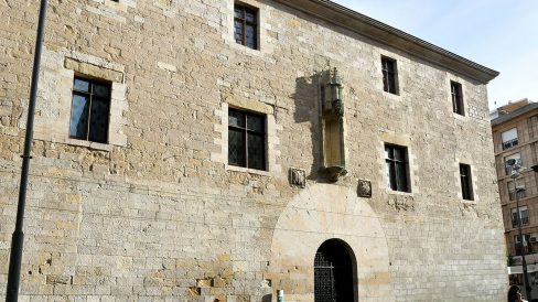 Lleida.- Hospital gòtic de Santa Maria, S. XV/XVI de planta quadrada i façana de gust renaixentista amb la portalada adovellada d'arc de mig punt (9/2020)