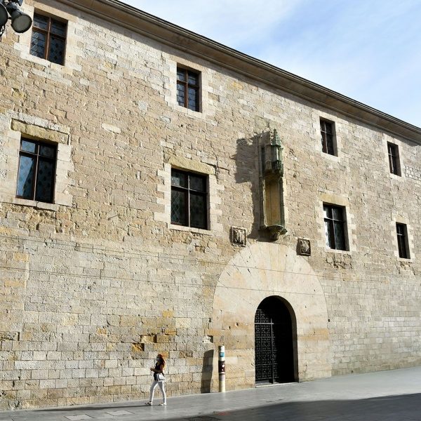 Lleida.- Hospital gòtic de Santa Maria, S. XV/XVI de planta quadrada i façana de gust renaixentista amb la portalada adovellada d'arc de mig punt (9/2020)