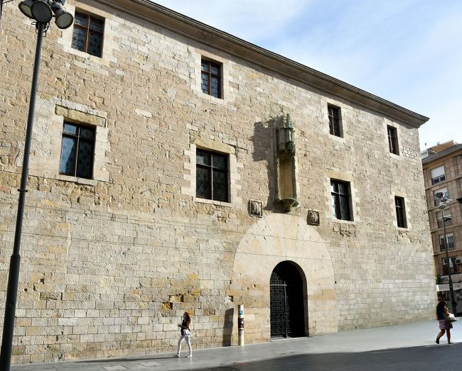Lleida.- Hospital gòtic de Santa Maria, S. XV/XVI de planta quadrada i façana de gust renaixentista amb la portalada adovellada d'arc de mig punt (9/2020)