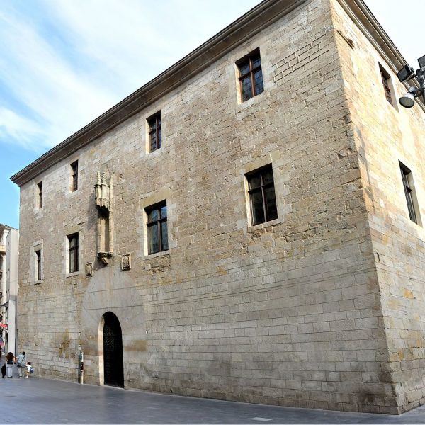 Lleida.- Hospital gòtic de Santa Maria, S. XV/XVI de planta quadrada i façana de gust renaixentista amb la portalada adovellada d'arc de mig punt (9/2020)