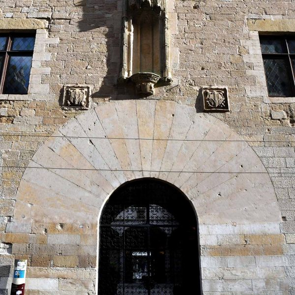 Lleida.-Hospital gòtic de Sta. Maria. Portalada d'arc de mig punt i fornícula buida que contenia una Mare de Déu dels S. XV ara exposada al Museu de Lleida (9/2020)