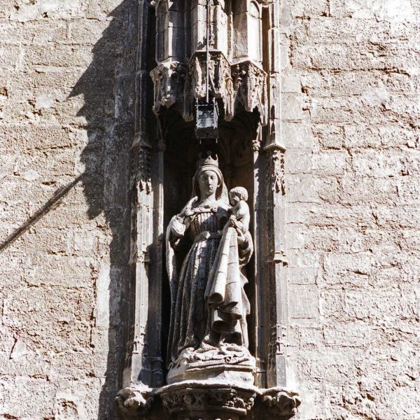 Lleida.- Hospital gòtic de Santa Maria, S. XV/XVI. Fornícula de la façana que fins l'any 2006 exposava la imatge de la Mare de Déu del S. XV (5/2000)