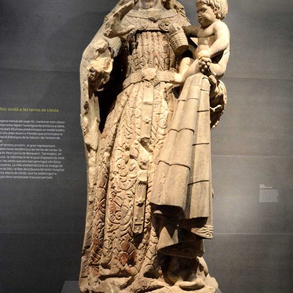 Lleida.- Mare de Déu dels S. XV retirada de la façana de l'Hospital de Santa Maria l'any 2006 per ser restaurada. Ara està exposada al Museu de LLeida (9/2018)