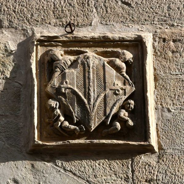 Lleida.- Hospital gòtic de Santa Maria, S. XV/XVI. Un dels dos escuts de la ciutat que flanquegen la portalada de l'edifici (9/2020)