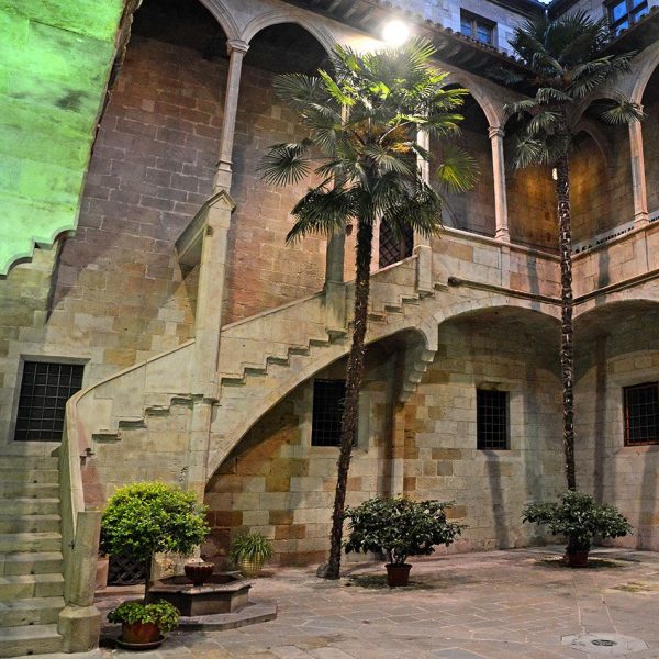 Lleida.- Hospital gòtic de Santa Maria, S. XV/XVI. Pati amb una galeria d'arcs apuntats sostinguts per unes arcades sobre mènsules (10/2018)