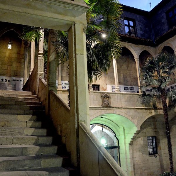 Lleida.- Hospital gòtic de Santa Maria, S. XV/XVI. Pati rodejat d'una galeria d'arcs apuntats al primer pis accessible per una escalinata coberta (10/2018)