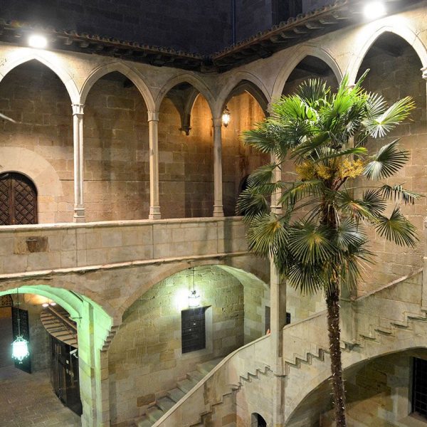 Lleida.- Hospital gòtic de Santa Maria, S. XV/XVI. Pati amb una galeria d'arcs apuntats que rodeja els costats de l'edifici (10/2018)
