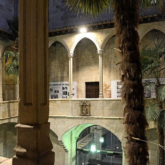 Lleida.- Hospital gòtic de Santa Maria, S. XV/XVI. Pati amb una galeria d'arcs apuntats que rodeja els costats de l'edifici (10/2018)