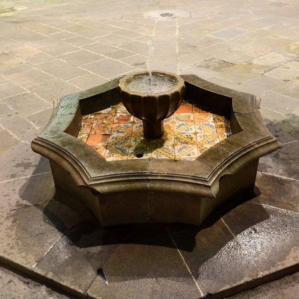 Lleida.- Hospital gòtic de Santa Maria, S. XV/XVI. Brollador amb una tassa central lobulada sobre una conca vuitavada còncava (10/2018)