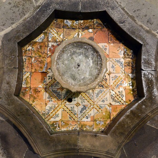 Lleida.- Hospital gòtic de Santa Maria, S. XV/XVI. Brollador amb una tassa central lobulada sobre una conca vuitavada còncava (10/2018)