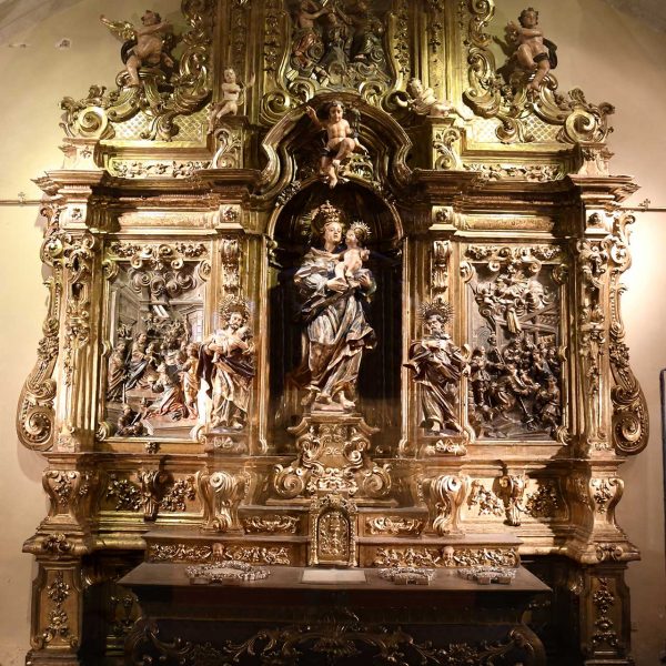 Lleida.- Hospital gòtic de Santa Maria, S. XV/XVI. Retaule barroc de Francesc Escarpenter del 1738 exposat a la sala gòtica (9/2020)