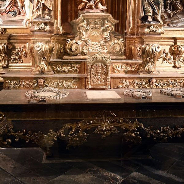 Lleida.- Hospital gòtic de Santa Maria, S. XV/XVI. Retaule barroc de Francesc Escarpenter del 1738 exposat a la sala gòtica (9/2020)