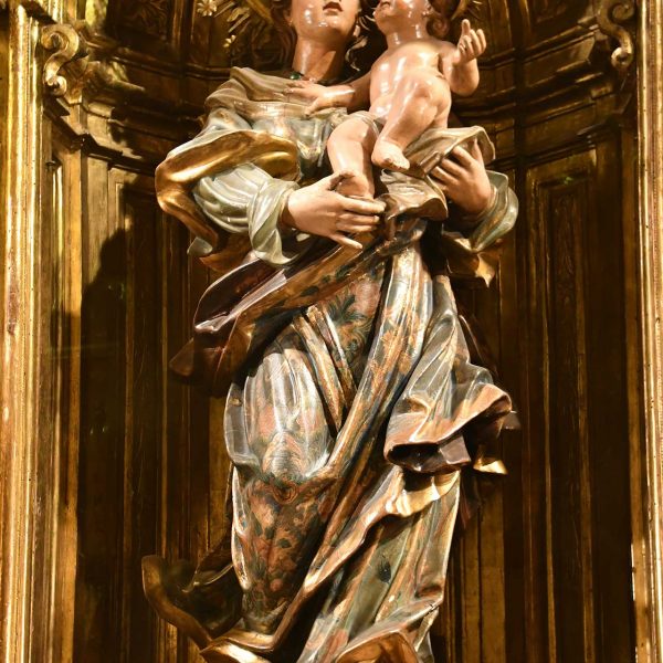 Lleida.- Hospital gòtic de Santa Maria, S. XV/XVI. Imatge de la Mare de Déu amb infant que presideix el retaule barroc de Francesc Escarpenter del 1738 (9/2020)