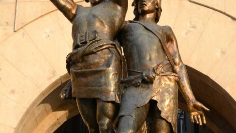 Lleida.- Monument a Indíbil i Mandoni, grup escultòric de bronze dels dos cabdills que van defensar Lleida dels atacs del cartaginesos (9/2018)