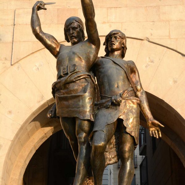 Lleida.- Monument a Indíbil i Mandoni, grup escultòric de bronze dels dos cabdills que van defensar Lleida dels atacs del cartaginesos (9/2018)