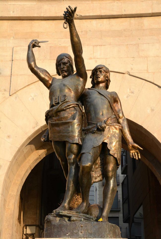 Lleida.- Monument a Indíbil i Mandoni, grup escultòric de bronze dels dos cabdills que van defensar Lleida dels atacs del cartaginesos (9/2018)